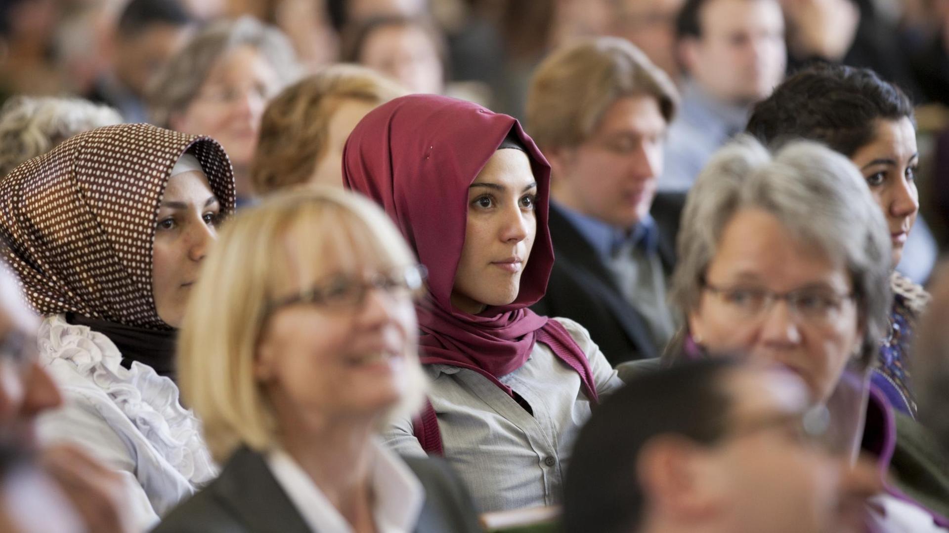Muslimische Frauen verfolgen am 30.10.2012 eine Feierstunde in der Westfälischen Wilhelms-Universität in Münster (Nordrhein-Westfalen) anlässlich der Eröffnung des Zentrums für Islamische Theologie. Muslimische Frauen verfolgen am 30.10.2012 eine Feierstunde in der Westfälischen Wilhelms-Universität in Münster (Nordrhein-Westfalen) anlässlich der Eröffnung des Zentrums für Islamische Theologie.