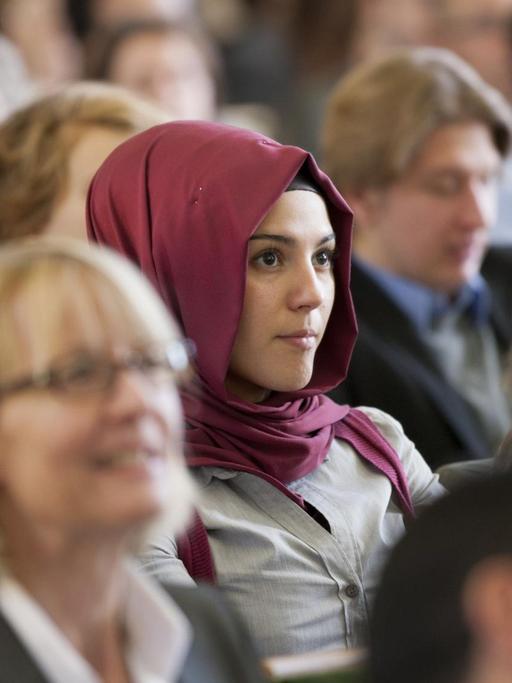 Muslimische Frauen verfolgen am 30.10.2012 eine Feierstunde in der Westfälischen Wilhelms-Universität in Münster (Nordrhein-Westfalen) anlässlich der Eröffnung des Zentrums für Islamische Theologie.