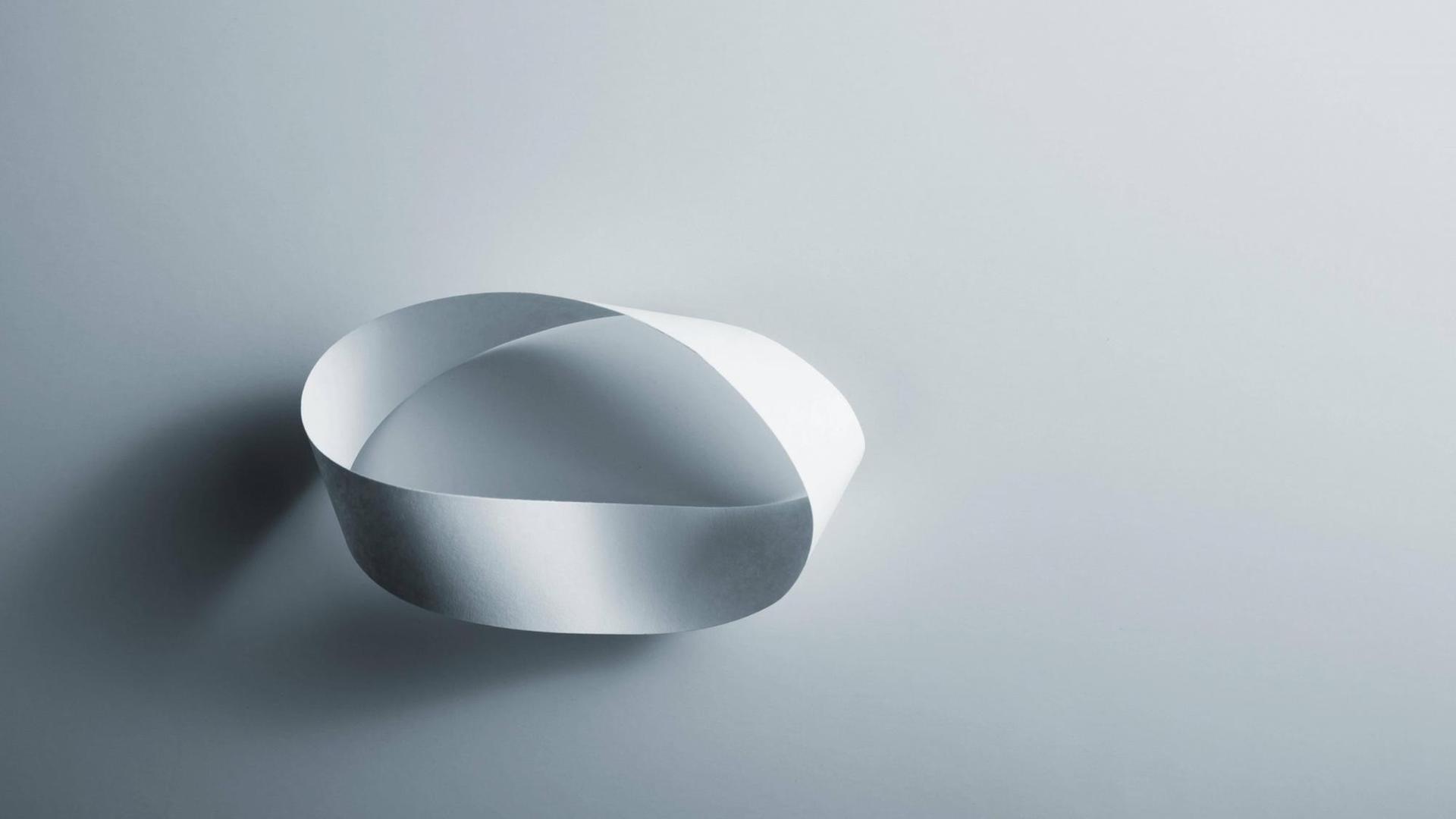 Ein, in sich verdrehter, Ring aus Papier als Symbol für Unendlichkeit Ein, in sich verdrehter, Ring aus Papier als Symbol für Unendlichkeit