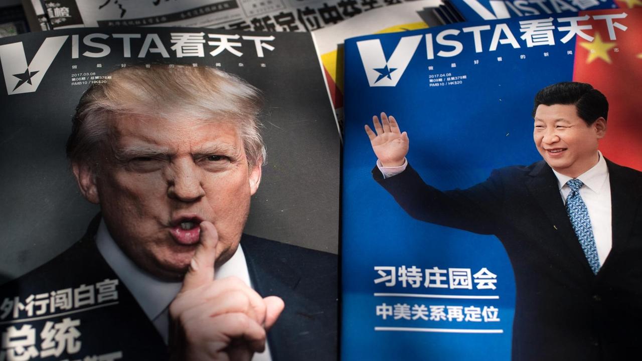 Magazine mit US-Präsident Trump und Chinas Präsident Xi auf dem Cover liegen in Peking aus Magazine mit US-Präsident Trump und Chinas Präsident Xi auf dem Cover liegen in Peking aus