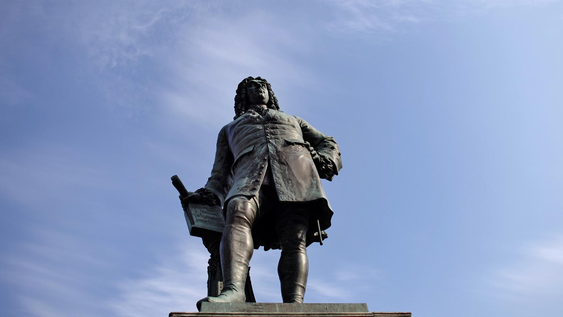 Das Denkmal von Georg Friedrich Händel (1685-1759) in Halle (Saale), aufgenommen vor blauem Himmel am 01.03.2011. Der Komponist Georg Friedrich Händel wurde in der Saalestadt geboren. Das Denkmal von Georg Friedrich Händel (1685-1759) in Halle (Saale), aufgenommen vor blauem Himmel am 01.03.2011. Der Komponist Georg Friedrich Händel wurde in der Saalestadt geboren.