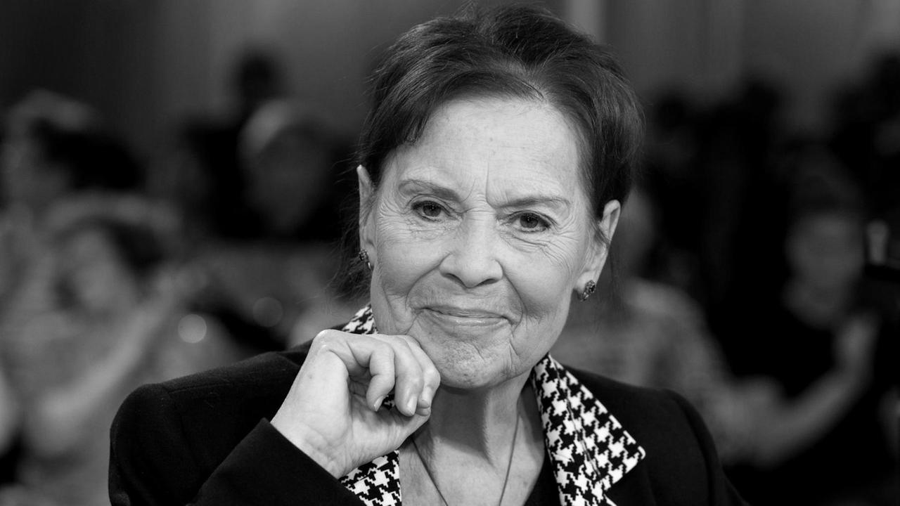 Die deutsche Schauspielerin Ursula Karusseit, aufgenommen am Rande der MDR Talkshow "Riverboat" am 27.05.2016 in Leipzig. Foto: Tom Schulze | Verwendung weltweit Die deutsche Schauspielerin Ursula Karusseit, aufgenommen am Rande der MDR Talkshow "Riverboat" am 27.05.2016 in Leipzig. Foto: Tom Schulze | Verwendung weltweit