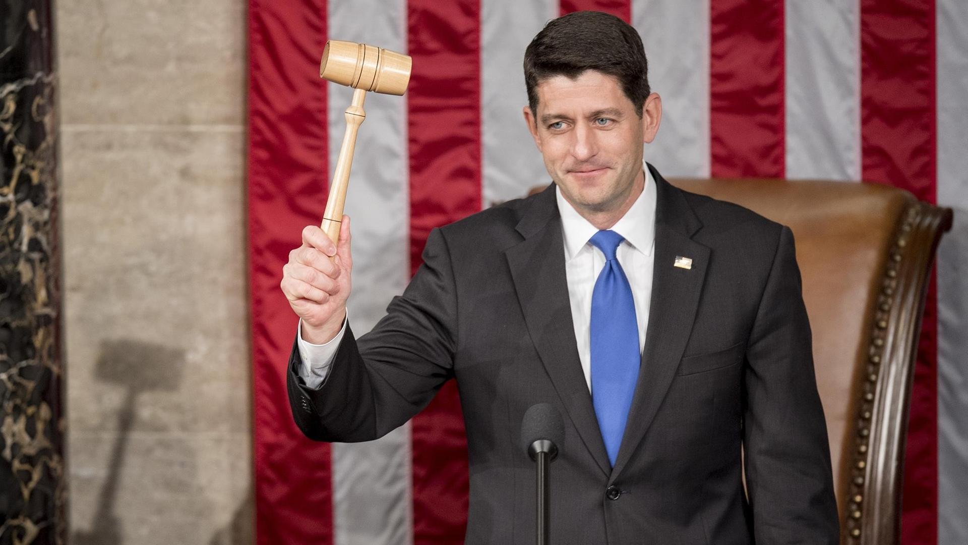 Der Republikaner Paul Ryan hält nach seiner Wahl zum Vorsitzenden des US-Repräsentantenhauses den Hammer hoch.