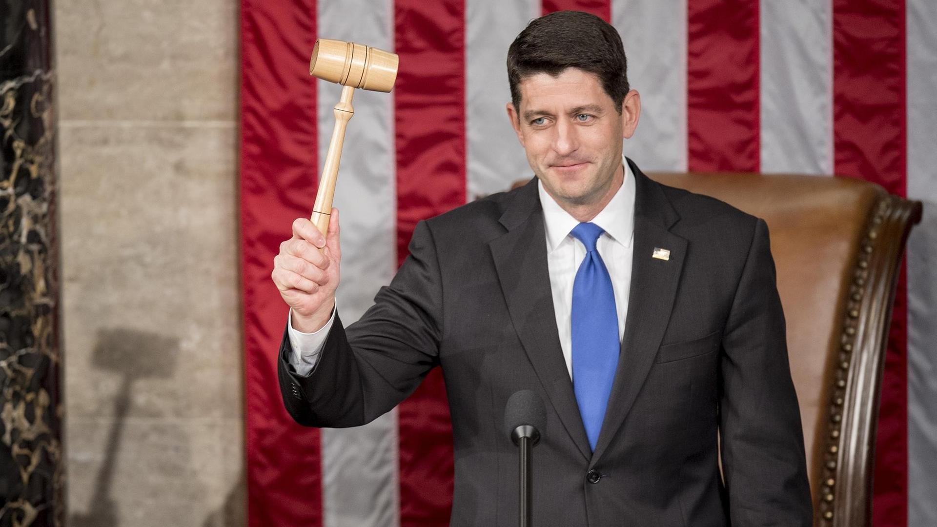 Der Republikaner Paul Ryan hält nach seiner Wahl zum Vorsitzenden des US-Repräsentantenhauses den Hammer hoch. Der Republikaner Paul Ryan hält nach seiner Wahl zum Vorsitzenden des US-Repräsentantenhauses den Hammer hoch.