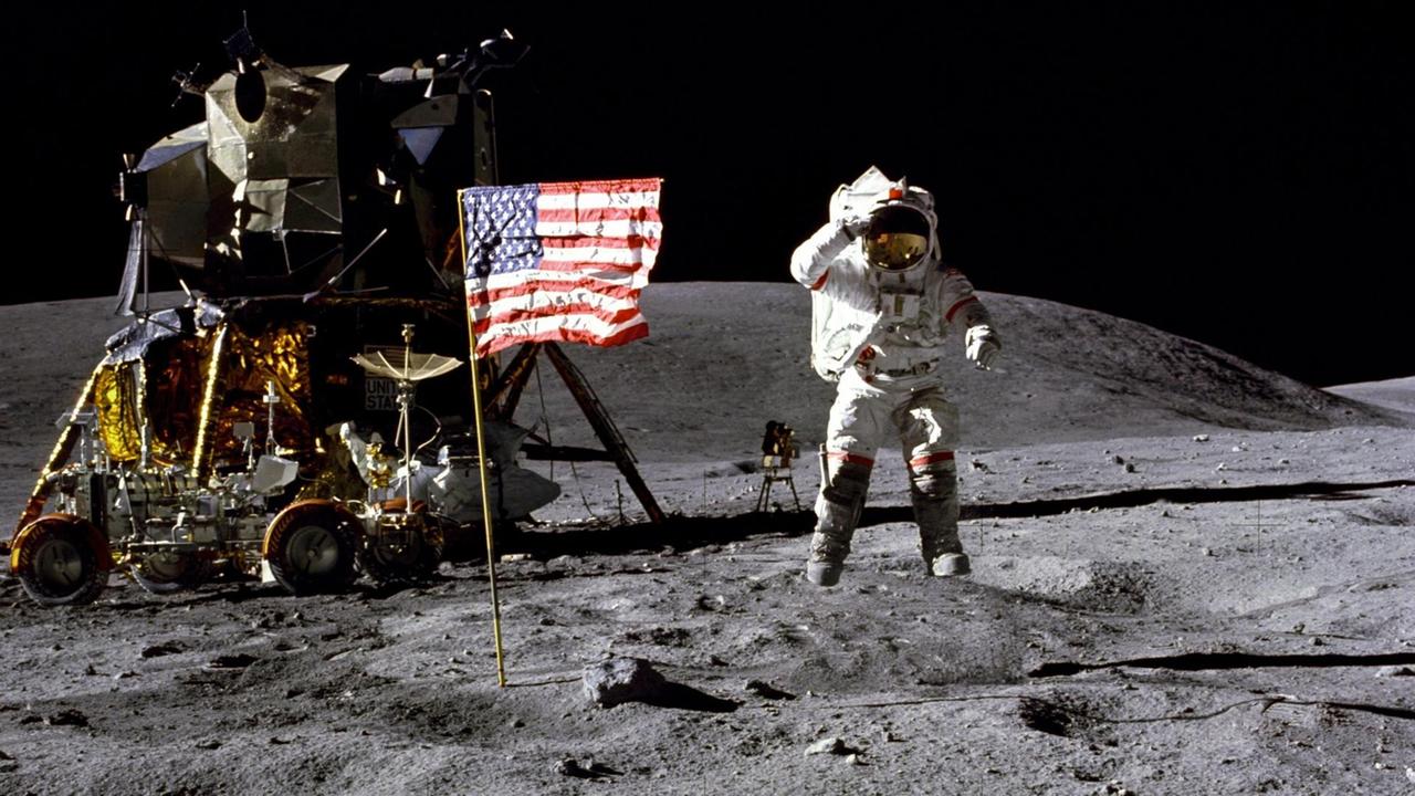 John W. Young auf dem Mond.