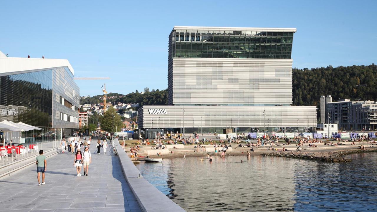 Außenansicht des neuen Munch-Museums in Oslo, das im Herbst 2021 eröffnet werden soll. Wegen seiner besonderen Form wird das Gebäude auch Lambda genannt. Außenansicht des neuen Munch-Museums in Oslo, das im Herbst 2021 eröffnet werden soll. Wegen seiner besonderen Form wird das Gebäude auch Lambda genannt.