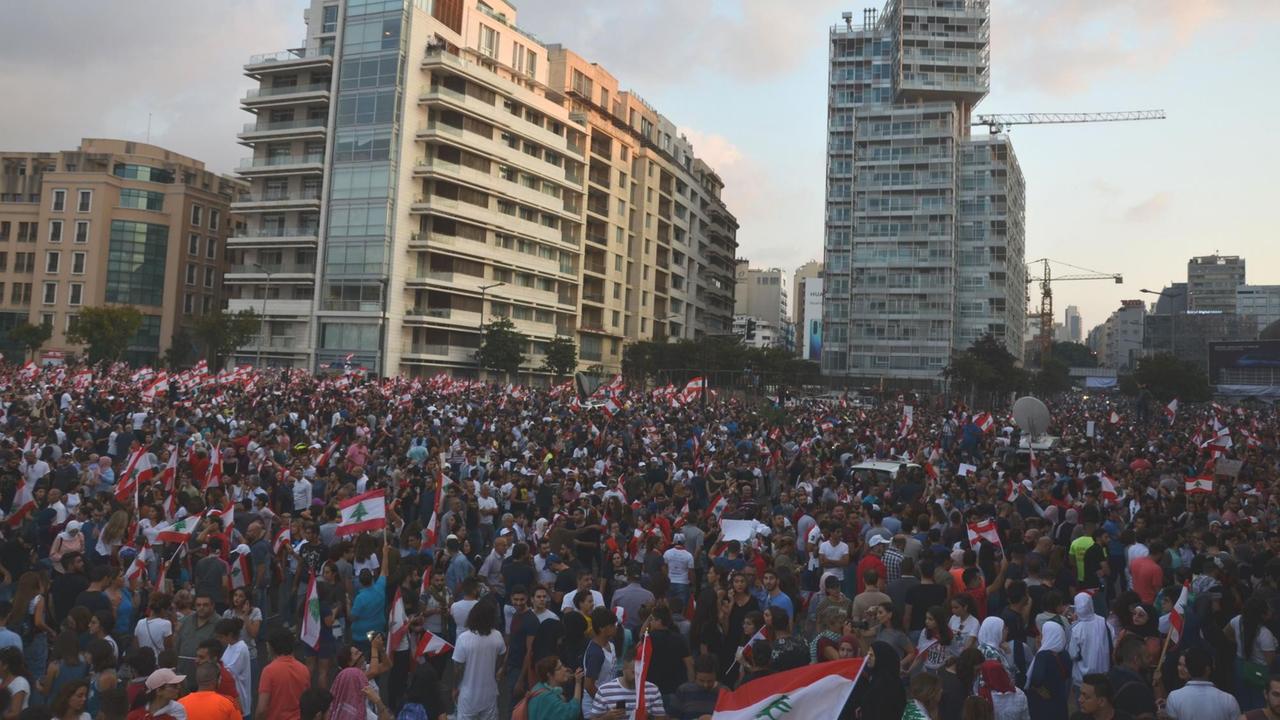 Partystimmung bei den großen Protesten in Beirut seit knapp zwei Wochen gegen die Regierung. Hunderttausende mit Flaggen stehen vor Hochhäusern. Partystimmung bei den großen Protesten in Beirut seit knapp zwei Wochen gegen die Regierung. Hunderttausende mit Flaggen stehen vor Hochhäusern.