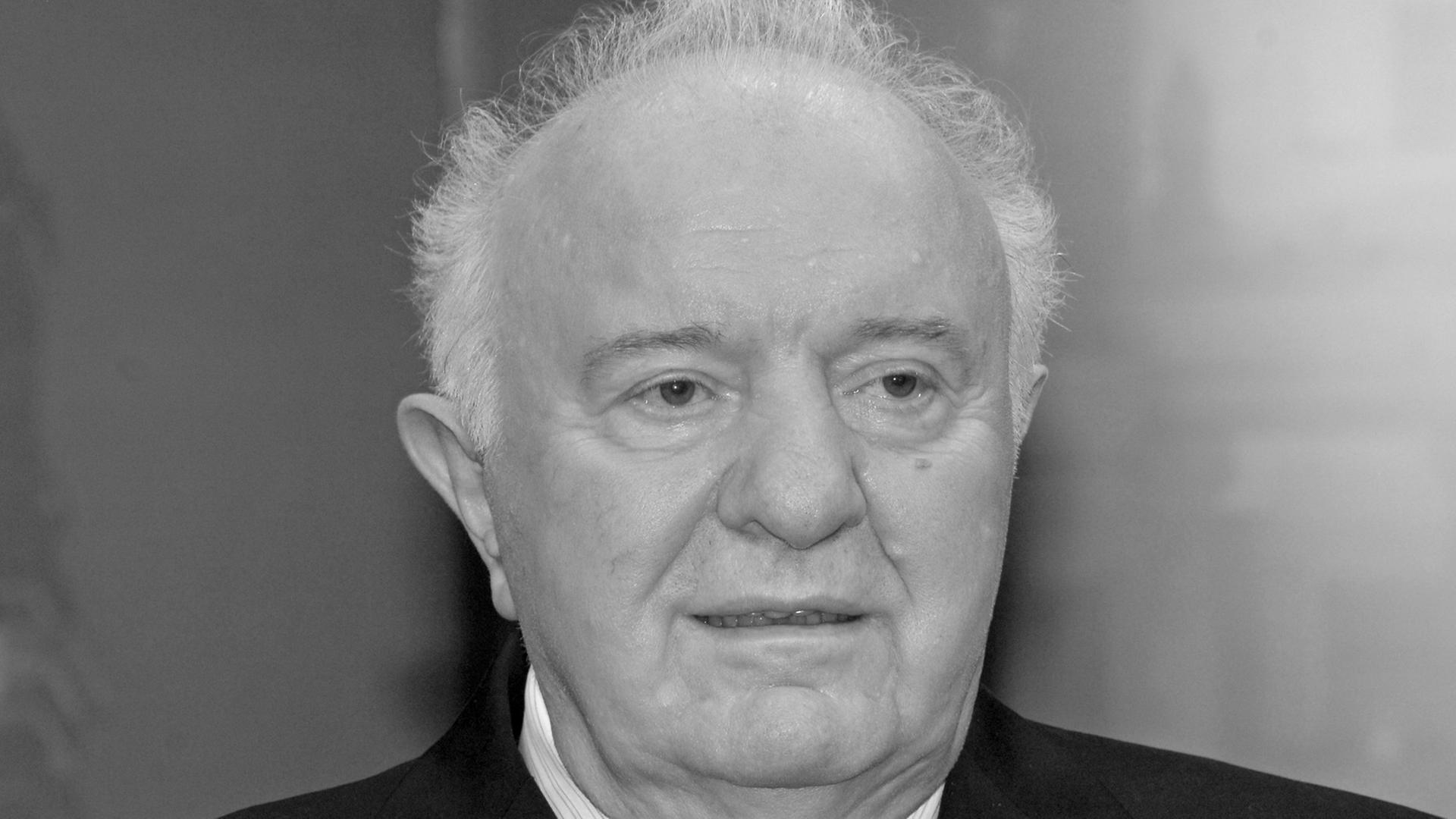 Schwarz-Weiß-Porträtbild von Eduard Schewardnadse aus dem Jahr 2009 Schwarz-Weiß-Porträtbild von Eduard Schewardnadse aus dem Jahr 2009