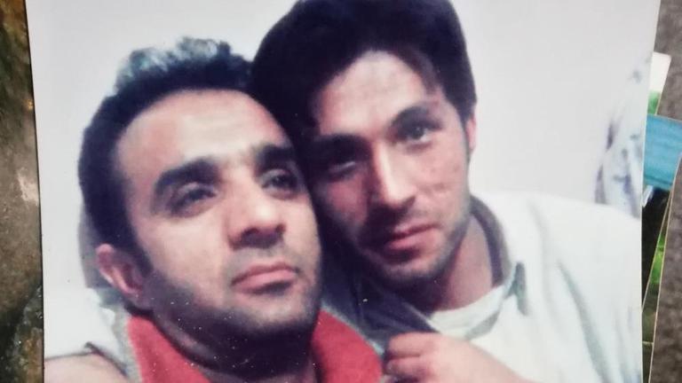 Zebulon Simentov (links) und ein Jugendfreund in den 80er-Jahren in Kabul. Sie umarmen sich auf einem Foto.
