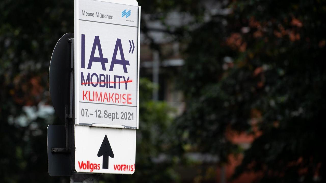 Gegner der Automesse IAA Mobility haben ein Schild mit der Aufschrift "IAA Mobility" mit dem Zusatz "Klimakrise - Vollgas voraus!" übersprüht Gegner der Automesse IAA Mobility haben ein Schild mit der Aufschrift "IAA Mobility" mit dem Zusatz "Klimakrise - Vollgas voraus!" übersprüht