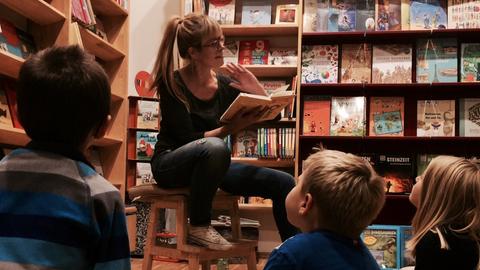 Die Schriftstellerin Fee Krämer bei einer Lesung im Kinderbuchladen.