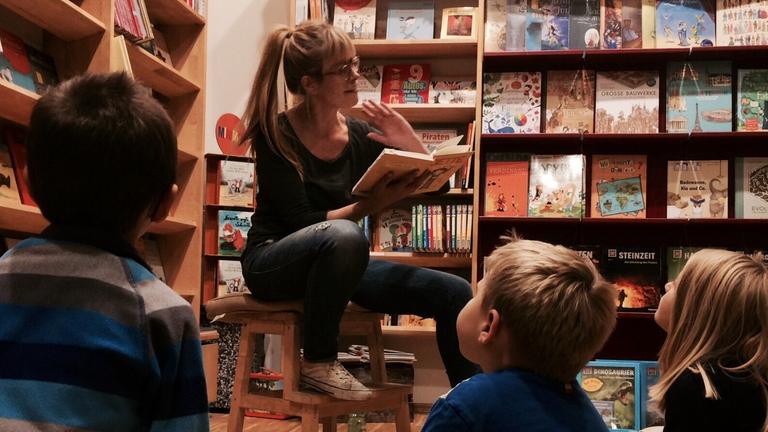 Die Schriftstellerin Fee Krämer bei einer Lesung im Kinderbuchladen. Die Schriftstellerin Fee Krämer bei einer Lesung im Kinderbuchladen.