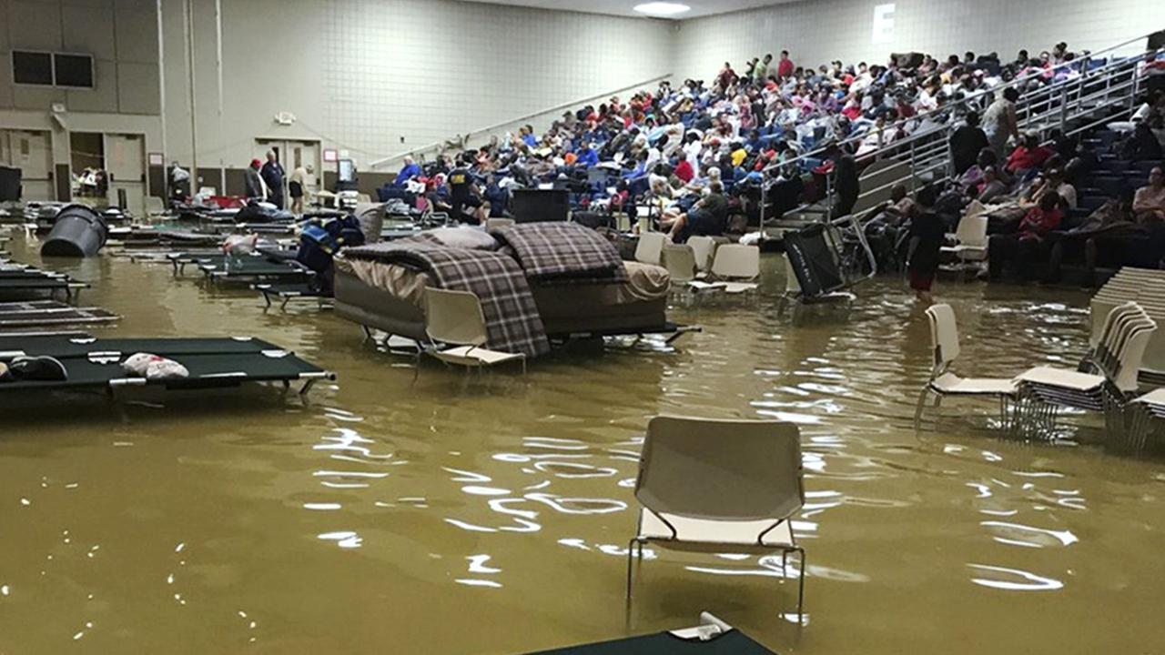 Dieses von Beulah Johnson zur Verfügung gestellte Foto zeigt am 30.08.2017 eine Notunterkunft in Port Arthur (USA), die durch den Tropensturm Harvey komplett überschwemmt ist. Die Behörden suchen nach einer neuen Möglichkeit die Bedürftigen, die durch den Tropensturm ihre Häuser verlassen und teilweise verloren haben, unterzubringen. Dieses von Beulah Johnson zur Verfügung gestellte Foto zeigt am 30.08.2017 eine Notunterkunft in Port Arthur (USA), die durch den Tropensturm Harvey komplett überschwemmt ist. Die Behörden suchen nach einer neuen Möglichkeit die Bedürftigen, die durch den Tropensturm ihre Häuser verlassen und teilweise verloren haben, unterzubringen.