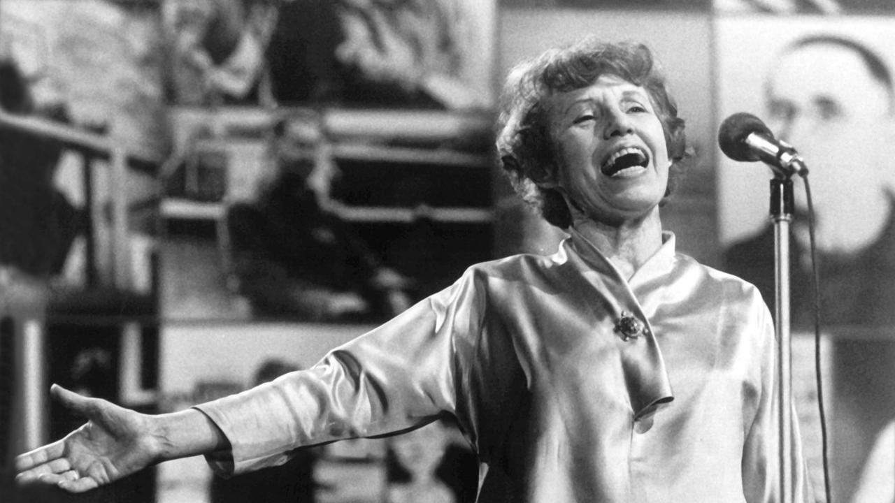 Die österreichisch-amerikanische Sängerin und Schauspielerin Lotte Lenya am 10. Februar 1973 während eines Gedenkabends zu Ehren des 75. Geburtstags des Dramatikers Bertolt Brecht in Frankfurt am Main. Lotte Lenya (eigentlich Karoline Blamauer) wurde am 18. Oktober 1898 in Wien geboren. 1925 heiratete sie den Komponisten Kurt Weill, mit dem sie 1933 über Paris in die USA emigrierte. Als beste Interpretin der Lieder ihres Mannes feierte sie u.a. als "Seeräuberjenny" in der "Dreigroschenoper" (Brecht/Weill) und mit dem Lied vom "Surabaya-Johnny" aus dem Stück "Happy End" (Brecht/Weill) große Erfolge. Für ihre Rolle in der Tennessee-Williams-Verfilmung "Der römische Frühling der Mrs. Stone" wurde sie 1961 mit dem "Oscar" ausgezeichnet, in dem James-Bond-Streifen "Liebesgrüße aus Moskau" (1964) spielte sie eine Spionin. Lotte Lenya, die nach dem Tode Weills noch zweimal heiratete, ist am 27. November 1981 in New York gestorben. | Verwendung weltweit Die österreichisch-amerikanische Sängerin und Schauspielerin Lotte Lenya am 10. Februar 1973 während eines Gedenkabends zu Ehren des 75. Geburtstags des Dramatikers Bertolt Brecht in Frankfurt am Main. Lotte Lenya (eigentlich Karoline Blamauer) wurde am 18. Oktober 1898 in Wien geboren. 1925 heiratete sie den Komponisten Kurt Weill, mit dem sie 1933 über Paris in die USA emigrierte. Als beste Interpretin der Lieder ihres Mannes feierte sie u.a. als "Seeräuberjenny" in der "Dreigroschenoper" (Brecht/Weill) und mit dem Lied vom "Surabaya-Johnny" aus dem Stück "Happy End" (Brecht/Weill) große Erfolge. Für ihre Rolle in der Tennessee-Williams-Verfilmung "Der römische Frühling der Mrs. Stone" wurde sie 1961 mit dem "Oscar" ausgezeichnet, in dem James-Bond-Streifen "Liebesgrüße aus Moskau" (1964) spielte sie eine Spionin. Lotte Lenya, die nach dem Tode Weills noch zweimal heiratete, ist am 27. November 1981 in New York gestorben. | Verwendung weltweit