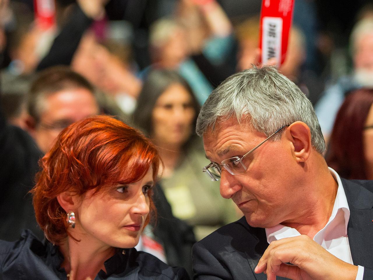 Die beiden Vorsitzenden der Linkspartei, Katja Kipping und Bernd Riexinger, stimmen auf dem Parteitag in Berlin ab. Die beiden Vorsitzenden der Linkspartei, Katja Kipping und Bernd Riexinger, stimmen auf dem Parteitag in Berlin ab.
