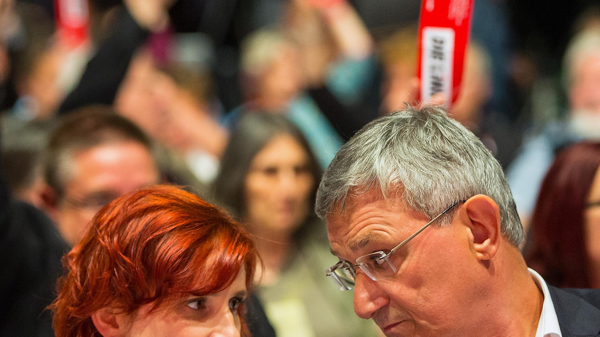 Die beiden Vorsitzenden der Linkspartei, Katja Kipping und Bernd Riexinger, stimmen auf dem Parteitag in Berlin ab.