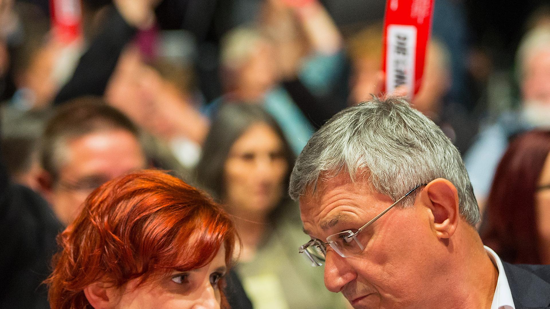 Die beiden Vorsitzenden der Linkspartei, Katja Kipping und Bernd Riexinger, stimmen auf dem Parteitag in Berlin ab. Die beiden Vorsitzenden der Linkspartei, Katja Kipping und Bernd Riexinger, stimmen auf dem Parteitag in Berlin ab.