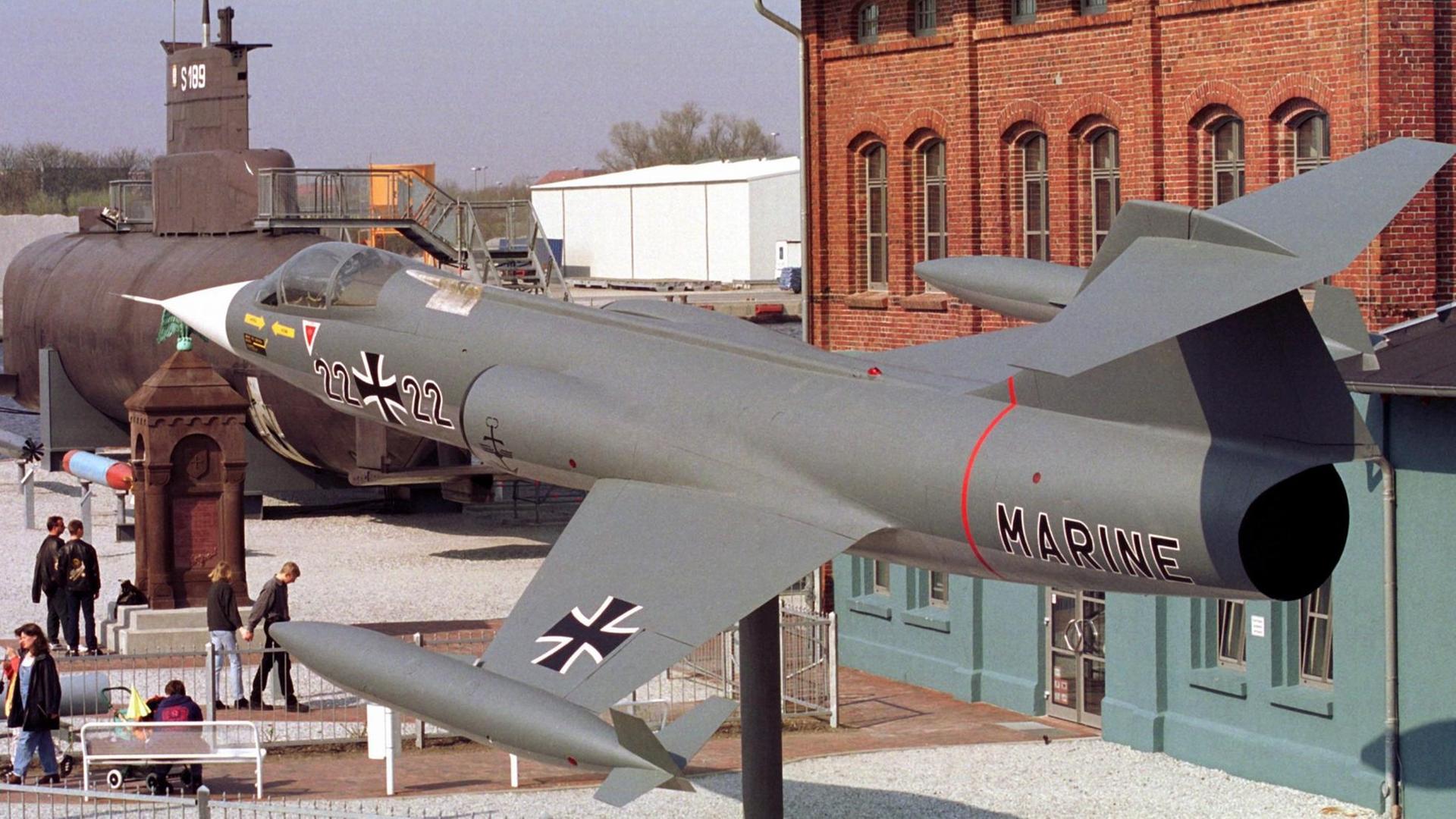 Auf einem eisernen Ständer schwebt der ehemalige Marinejagdbomber Lockheed F-104G "Starfighter" über dem Eingangsbereich des Marinemuseums in Wilhelmshaven.