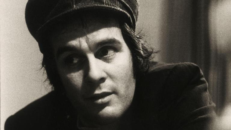 Tim Hardin 1974, Schwarzweißfotografie: Er trägt eine Schlagmütze. Tim Hardin 1974, Schwarzweißfotografie: Er trägt eine Schlagmütze.