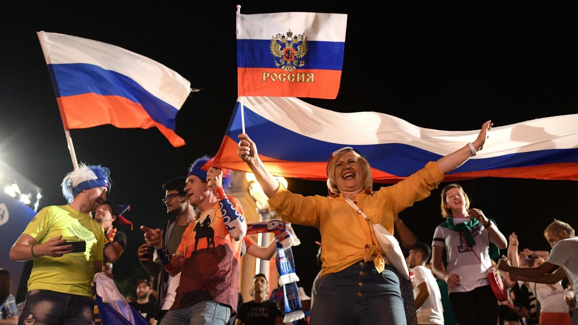 Russische Fußballfans jubeln nach dem Sieg ihrer Mannschaft über Ägypten bei der Fußballweltmeisterschaft 2018 Russische Fußballfans jubeln nach dem Sieg ihrer Mannschaft über Ägypten bei der Fußballweltmeisterschaft 2018