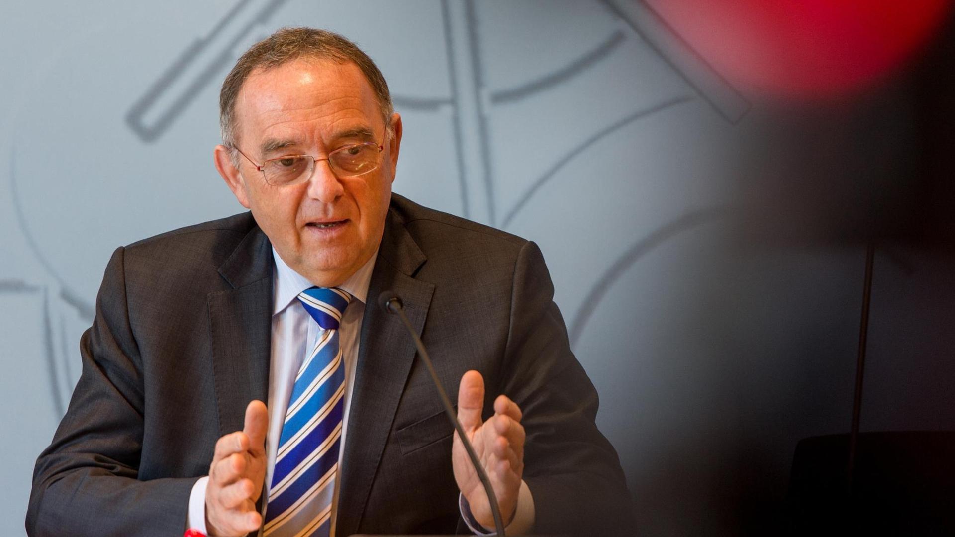 Der nordrhein-westfälische Finanzminister Norbert Walter-Borjans (SPD) auf einer Pressekonferenz. Der nordrhein-westfälische Finanzminister Norbert Walter-Borjans (SPD) auf einer Pressekonferenz.