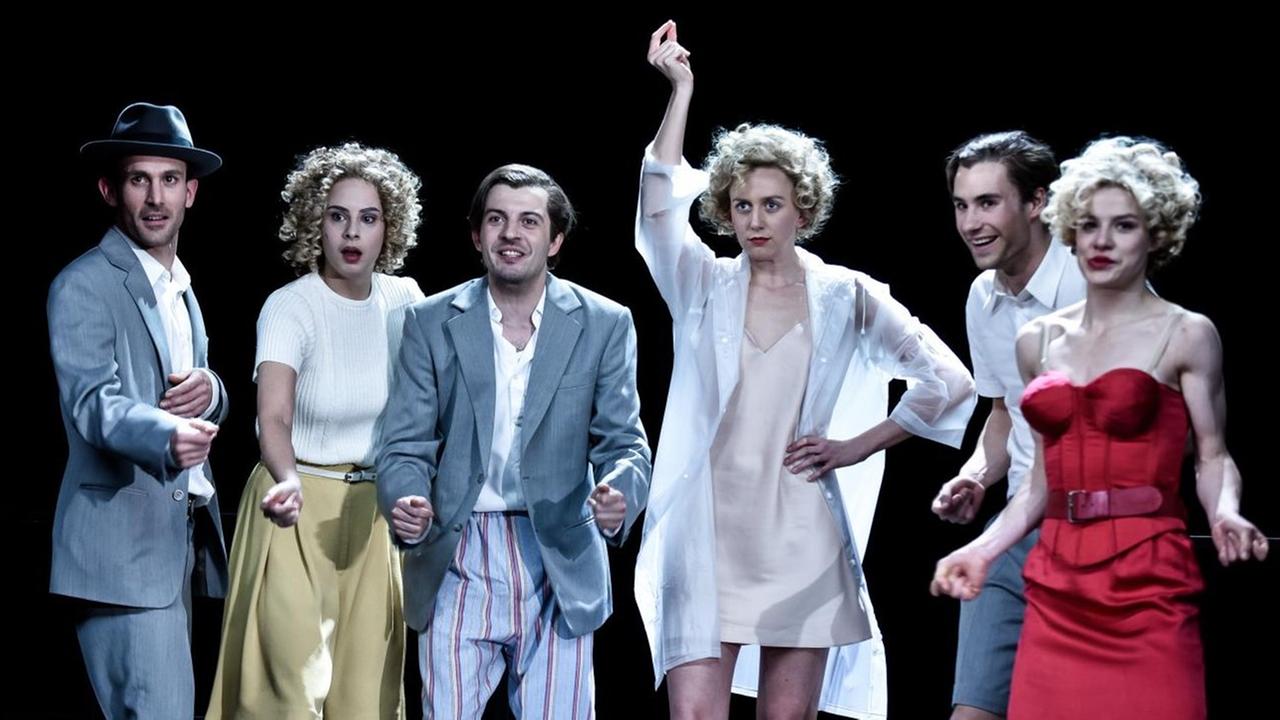 Szene aus Roland Schimmelpfennigs "Der Tag, als ich nicht ich mehr war" am Deutschen Theater Berlin Szene aus Roland Schimmelpfennigs "Der Tag, als ich nicht ich mehr war" am Deutschen Theater Berlin