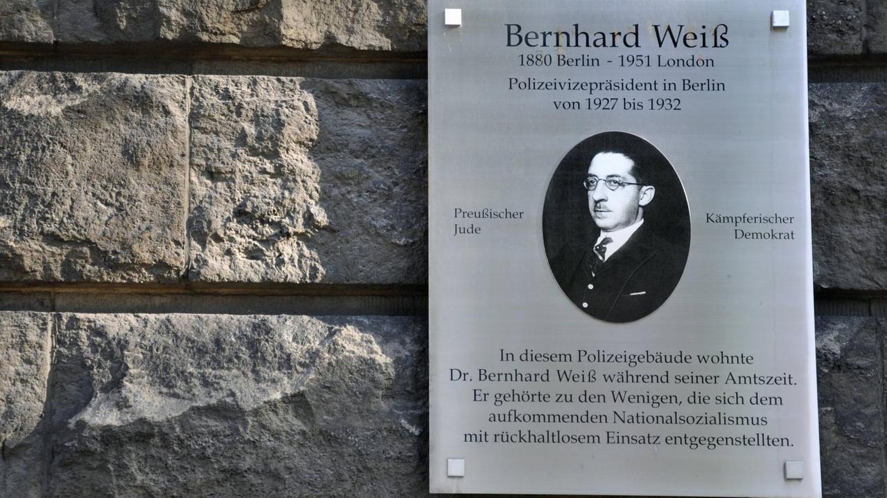 Erinnerungstafel an den Juristen und ehemaligen Berliner Polizeipräsidenten Bernhard Weiß am ehemaligen Polizeipräsidium Charlottenburg, Kaiserdamm 1 Erinnerungstafel an den Juristen und ehemaligen Berliner Polizeipräsidenten Bernhard Weiß am ehemaligen Polizeipräsidium Charlottenburg, Kaiserdamm 1
