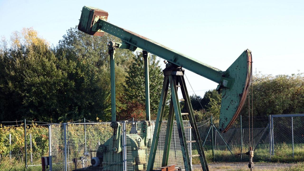Eine Pferdekopfpumpe mit der in Deutschland Erdöl gefördert wird. Eine Pferdekopfpumpe mit der in Deutschland Erdöl gefördert wird.