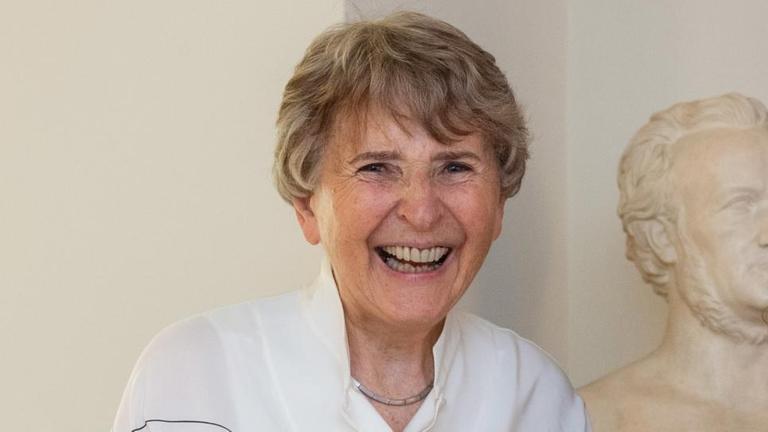 Eva Rieger (l), Musikwissenschaftlerin, und Dagny Beidler, Schweizer Wagnerurenkelin, halten am 22. Mai 2019 in Graupa, Sachsen eine originale Kompositionsskizze Richard Wagners, dem Komponisten und ehemaligen Dresdner Hofkapellmeisters, in den Richard-Wagner-Stätten in den Händen. Eva Rieger (l), Musikwissenschaftlerin, und Dagny Beidler, Schweizer Wagnerurenkelin, halten am 22. Mai 2019 in Graupa, Sachsen eine originale Kompositionsskizze Richard Wagners, dem Komponisten und ehemaligen Dresdner Hofkapellmeisters, in den Richard-Wagner-Stätten in den Händen.