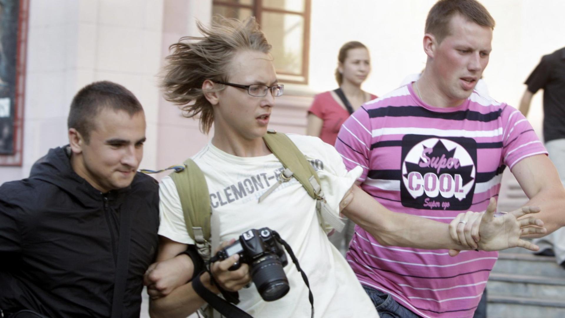 zwei Polizisten in Zivil führen einen Fotojournalisten ab, während einer Protestkundgebung Plain clothed Belarussian policemen detain a press photographer (C) in central Minsk, Belarus, 20 July 2011, when covering a protest against the regime of Belarussian President Lukashenko. Dozens of participants were detained during the protest called 'Revolution via social network'. EPA/TATYANA ZENKOVICH | zwei Polizisten in Zivil führen einen Fotojournalisten ab, während einer Protestkundgebung Plain clothed Belarussian policemen detain a press photographer (C) in central Minsk, Belarus, 20 July 2011, when covering a protest against the regime of Belarussian President Lukashenko. Dozens of participants were detained during the protest called 'Revolution via social network'. EPA/TATYANA ZENKOVICH |