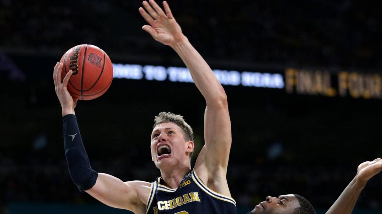 April 2, 2018 - San Antonio, TX, USA - Michigan forward Moritz Wagner (13) drives to the basket against Villanova forward Eric Paschall (4) during the NCAA College League USA division 1 men s basketball national championship game between Michigan and Villanova on Monday, April 2, 2018, at the Alamodome in San Antonio, Texas. Villanova won, 79-62. Villanova wins NCAA Championship 79-62 over Michigan PUBLICATIONxINxGERxSUIxAUTxONLY - ZUMAm67_ 20180402_zaf_m67_065 Copyright: xJunfuxHanx April 2, 2018 - San Antonio, TX, USA - Michigan forward Moritz Wagner (13) drives to the basket against Villanova forward Eric Paschall (4) during the NCAA College League USA division 1 men s basketball national championship game between Michigan and Villanova on Monday, April 2, 2018, at the Alamodome in San Antonio, Texas. Villanova won, 79-62. Villanova wins NCAA Championship 79-62 over Michigan PUBLICATIONxINxGERxSUIxAUTxONLY - ZUMAm67_ 20180402_zaf_m67_065 Copyright: xJunfuxHanx