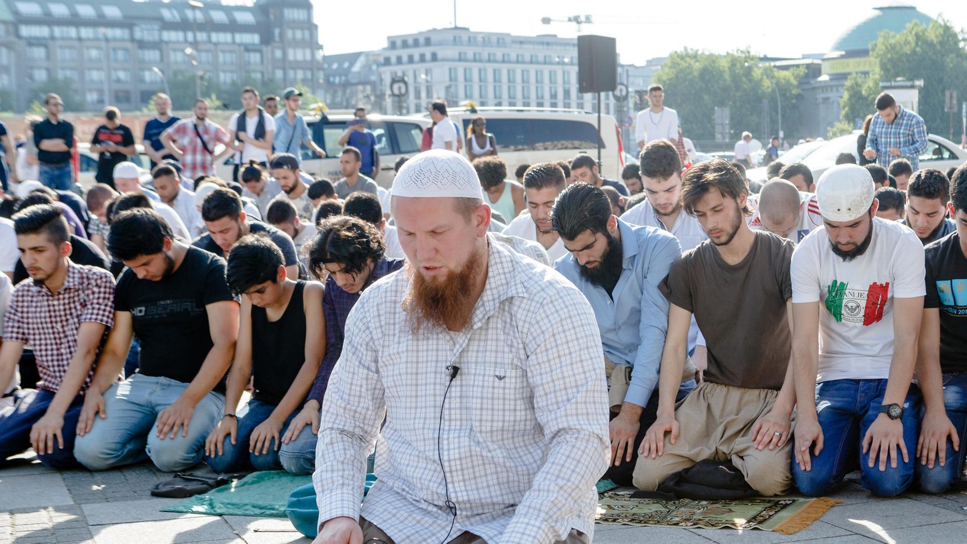 Der salafistische Prediger Pierre Vogel betet am 19.07.2014 in Hamburg auf einer Kundgebung mit rund 300 Anhängern auf dem Hachmannplatz. Der salafistische Prediger Pierre Vogel betet am 19.07.2014 in Hamburg auf einer Kundgebung mit rund 300 Anhängern auf dem Hachmannplatz.
