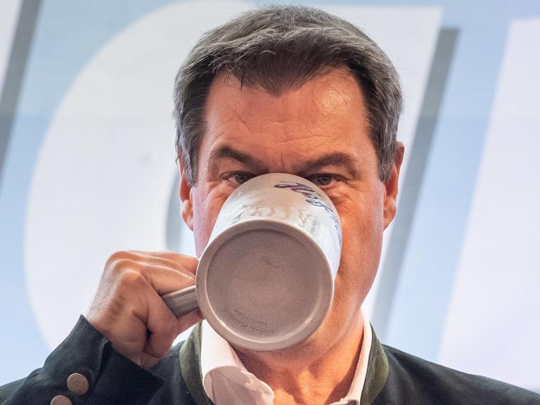 Markus Söder (CSU), Ministerpräsident von Bayern, trinkt beim Politischen Frühschoppen Gillamoos am 31.8.2019 aus einer Maß Bier. Das Gillamoos ist eines der größten und ältesten Volksfeste Niederbayerns und bietet traditionell einen politischen Schlagabtausch der Parteien.