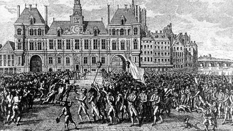 Eine Schwarz-Weiß-Zeichnung zeigt eine aufgebrachte Menschenmenge, die die abgeschlagenen Köpfe des ermordeten Gouverneurs der Bastille Bernard-René Jordan de Launay und des Bürgermeisters Flesselles am 14.7.1789 durch die Straßen von Paris trägt. Dieser Tag markiert den Beginn der Französischen Revolution.