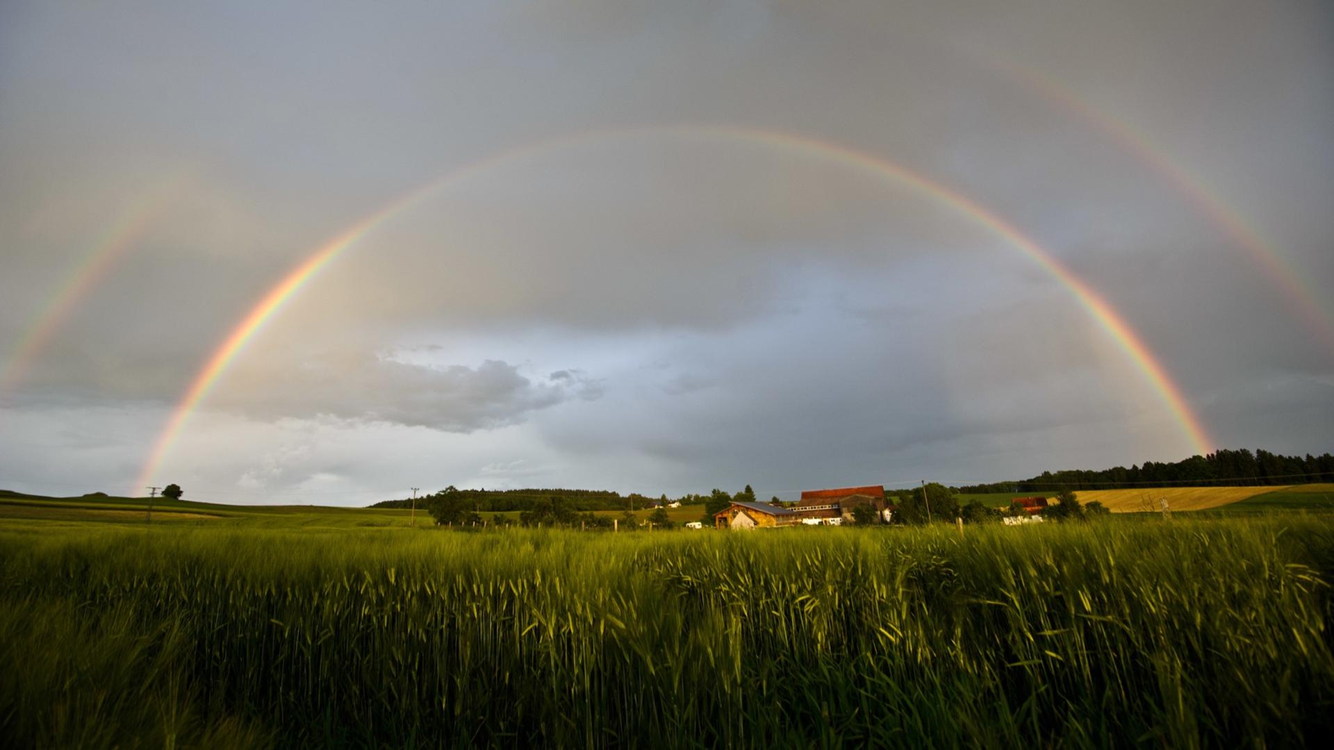 Ein Doppel-Regenbogen über der Gemeinde Horgenzell in Oberschwaben. Ein Doppel-Regenbogen über der Gemeinde Horgenzell in Oberschwaben.