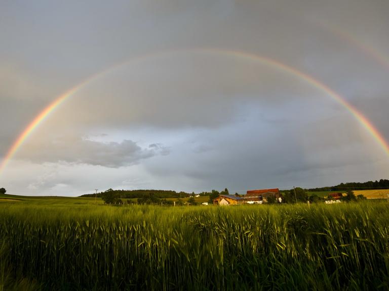 Ein Doppel-Regenbogen über der Gemeinde Horgenzell in Oberschwaben.