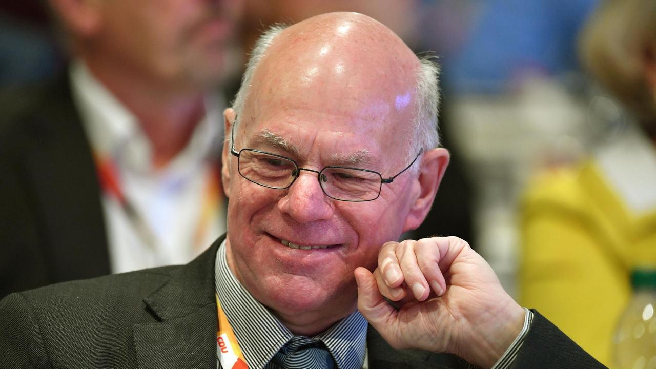 Der ehemalige Bundestagspräsident Norbert Lammert lächelt versonnen. Der ehemalige Bundestagspräsident Norbert Lammert lächelt versonnen.