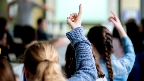 Oldenburg: Schülerinnen melden sich während des Unterrichts an einer Schule.