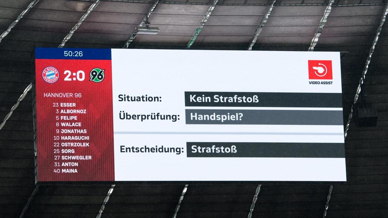 Bayern München - Hannover 96, 32. Spieltag in der Allianz Arena. Auf einem Display im Stadion wird auf eine Entscheidungssituation des Videoassistenten hingewiesen.