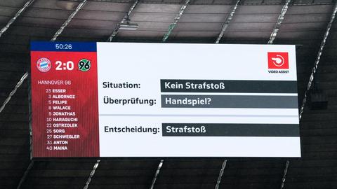 Bayern München - Hannover 96, 32. Spieltag in der Allianz Arena. Auf einem Display im Stadion wird auf eine Entscheidungssituation des Videoassistenten hingewiesen. Bayern München - Hannover 96, 32. Spieltag in der Allianz Arena. Auf einem Display im Stadion wird auf eine Entscheidungssituation des Videoassistenten hingewiesen.