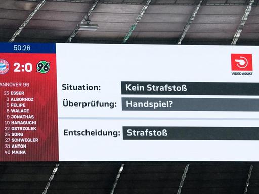 Bayern München - Hannover 96, 32. Spieltag in der Allianz Arena. Auf einem Display im Stadion wird auf eine Entscheidungssituation des Videoassistenten hingewiesen.