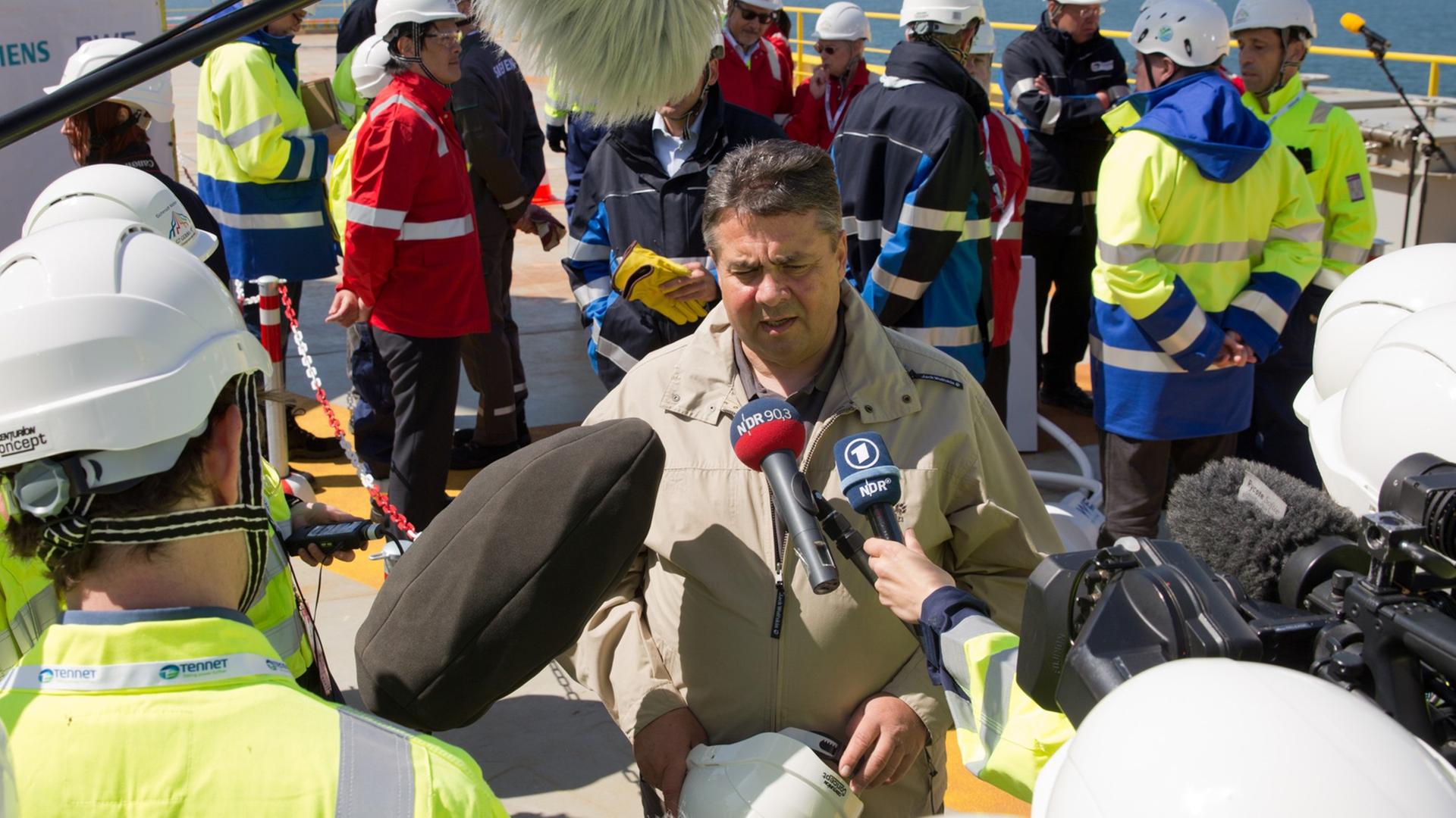Bundeswirtschaftsminister und SPD-Chef Sigmar Gabriel (SPD, M) spricht am 11.05.2015 auf der Konverterplattform HelWin alpha in der Nordsee 30 km vor Helgoland (Schleswig-Holstein) nach der Einweihung des RWE Offshore-Windparks Nordsee Ost und der TenneT Konverterplattform HelWin alpha im Rahmen des G7-Energieministertreffens mit Journalisten. Bundeswirtschaftsminister und SPD-Chef Sigmar Gabriel (SPD, M) spricht am 11.05.2015 auf der Konverterplattform HelWin alpha in der Nordsee 30 km vor Helgoland (Schleswig-Holstein) nach der Einweihung des RWE Offshore-Windparks Nordsee Ost und der TenneT Konverterplattform HelWin alpha im Rahmen des G7-Energieministertreffens mit Journalisten.