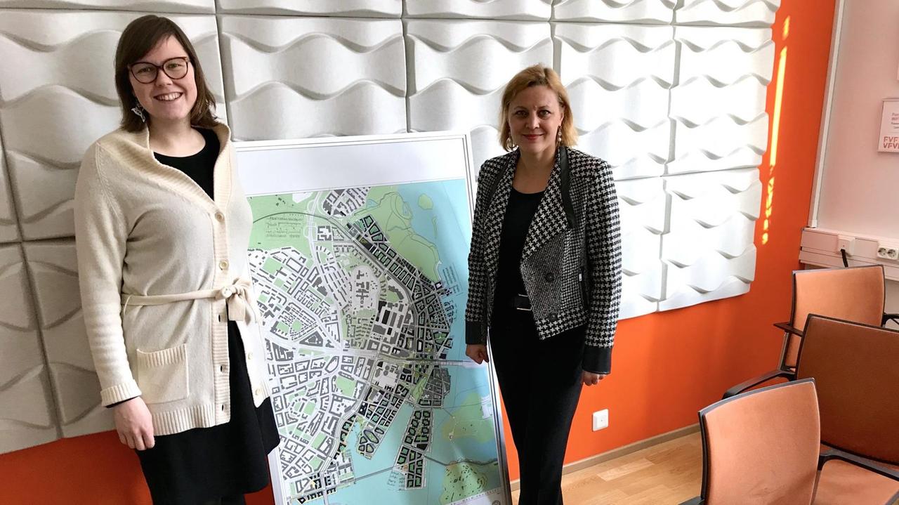 Maija Berström (li.) und ihre Chefin Veera Mustonen von der städtischen Agentur  "Forum Virium"  wollen Helsinki smarter machen.