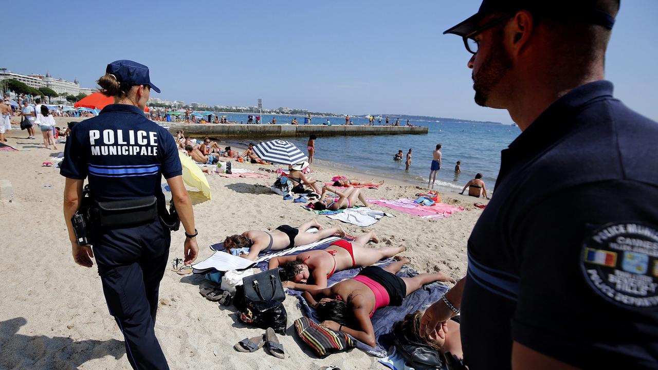 Französische Polizisten patrouillieren am Strand von Cannes an der Côte d'Azur. Französische Polizisten patrouillieren am Strand von Cannes an der Côte d'Azur.