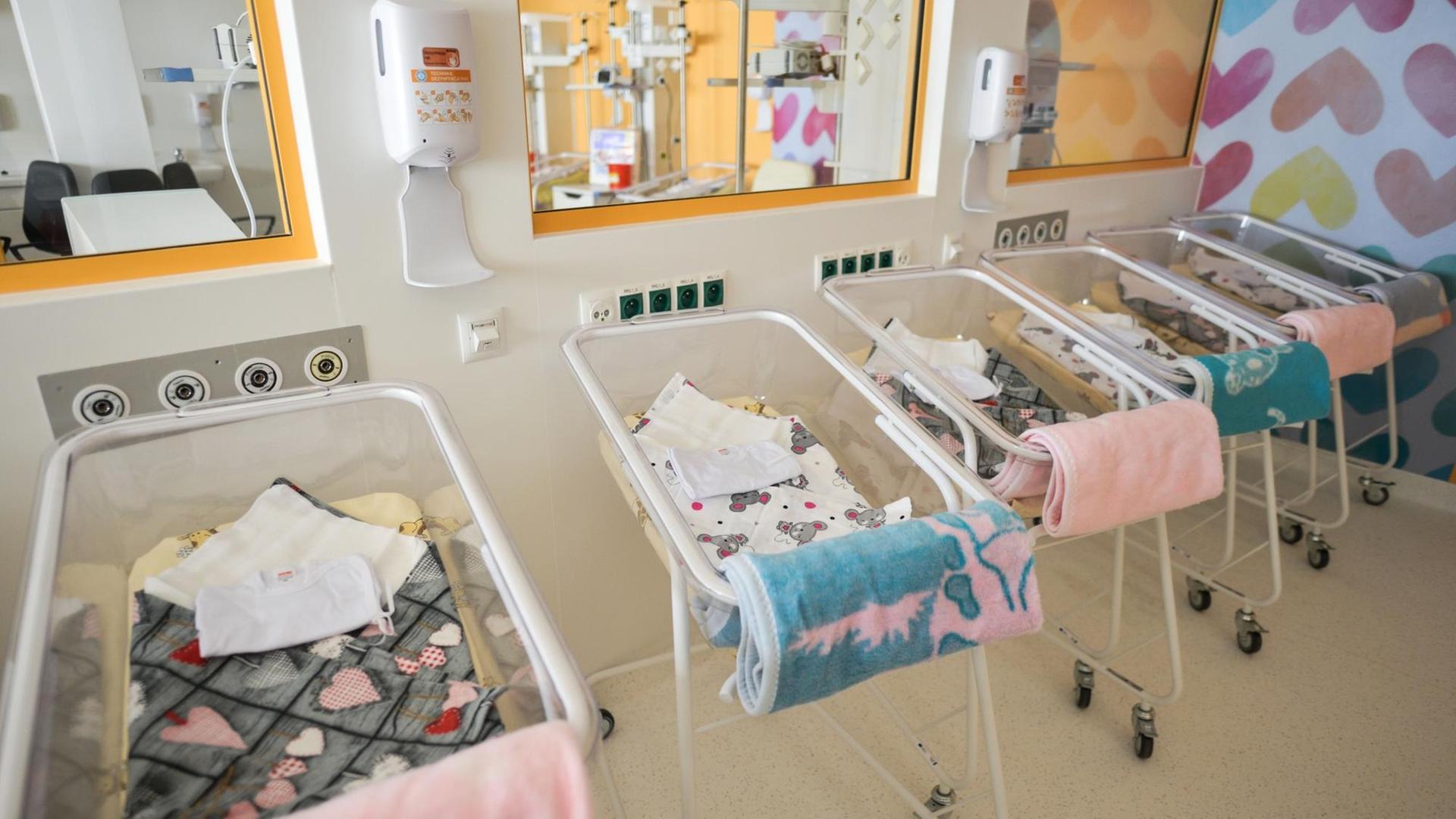 Eine Reihe von Babybettchen in einer neuen Geburtsklinik in Krakau Eine Reihe von Babybettchen in einer neuen Geburtsklinik in Krakau