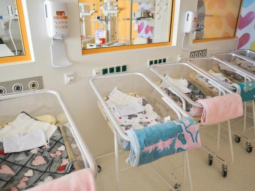 Eine Reihe von Babybettchen in einer neuen Geburtsklinik in Krakau