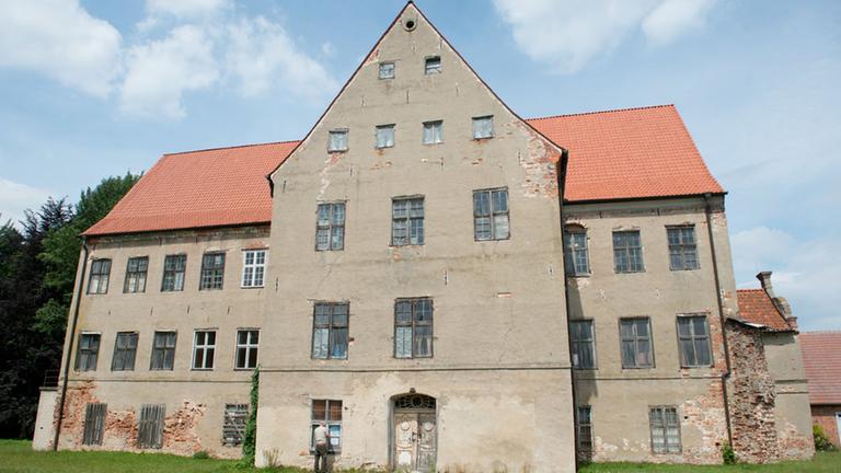 Blick auf das Schloss Ludwigsburg bei Greifswald (Mecklenburg-Vorpommern) am 08.07.2016 im Landkreis Vorpommern-Greifswald. Das letzte noch existierende Schloss der Pommernherzöge in Vorpommern verfällt zunehmend. Das Land engagiert sich nach Auffassung des Greifswalder CDU-Landtagsabgeordneten Liskow zu wenig bei der Sanierung von Schlössern und repräsentativen Gutsanlagen in Vorpommern. Die Anlage östlich von Greifswald wurde zwischen 1577 und 1592 von Herzog Ernst Ludwig von Pommern-Wolgast für seine Gemahlin Hedwig Sophie erbaut, die es bis zu ihrem Tode im Jahre 1631 nutzte. Nach dem Aussterben des Pommerngeschlechts fiel das Schloss ... Blick auf das Schloss Ludwigsburg bei Greifswald (Mecklenburg-Vorpommern) am 08.07.2016 im Landkreis Vorpommern-Greifswald. Das letzte noch existierende Schloss der Pommernherzöge in Vorpommern verfällt zunehmend. Das Land engagiert sich nach Auffassung des Greifswalder CDU-Landtagsabgeordneten Liskow zu wenig bei der Sanierung von Schlössern und repräsentativen Gutsanlagen in Vorpommern. Die Anlage östlich von Greifswald wurde zwischen 1577 und 1592 von Herzog Ernst Ludwig von Pommern-Wolgast für seine Gemahlin Hedwig Sophie erbaut, die es bis zu ihrem Tode im Jahre 1631 nutzte. Nach dem Aussterben des Pommerngeschlechts fiel das Schloss ...