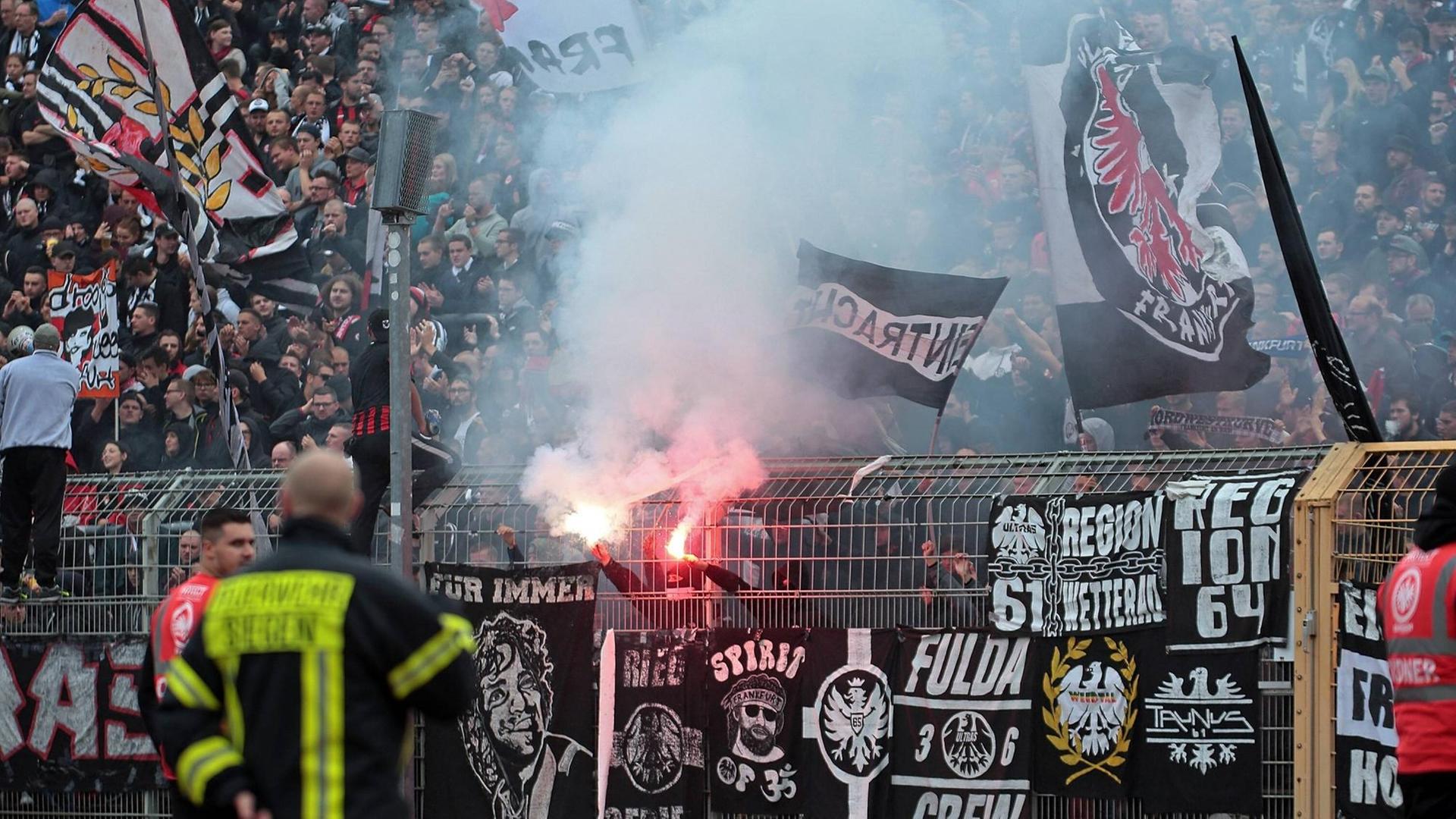 Fans von Eintracht Frankfurt brennen beim Pokalspiel gegen Erndtebrück Pyrotechnik ab. Fans von Eintracht Frankfurt brennen beim Pokalspiel gegen Erndtebrück Pyrotechnik ab.