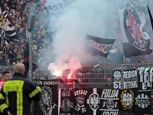 Fans von Eintracht Frankfurt brennen beim Pokalspiel gegen Erndtebrück Pyrotechnik ab.