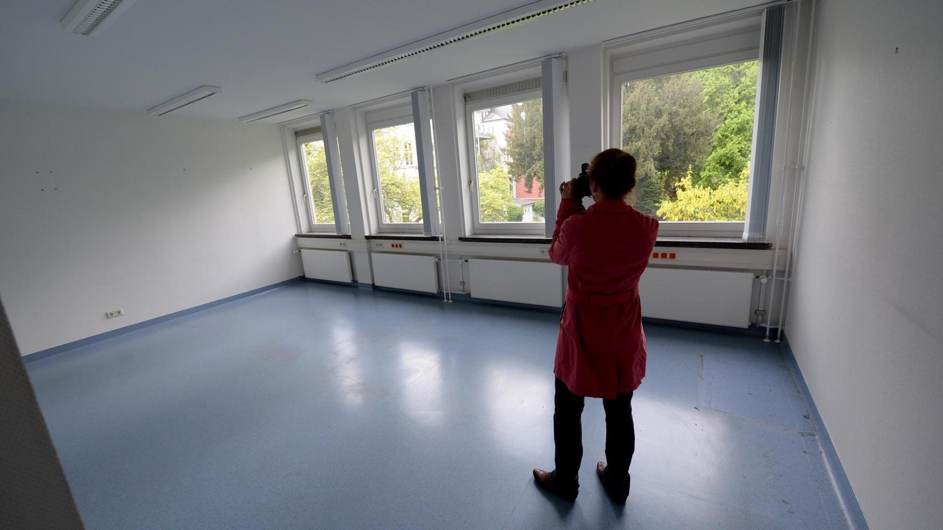 Eine Frau fotografiert einen Raum im ehemaligen Kreiswehrersatzamt an der Sophienterrasse im Hamburger Stadtteil Harvestehude, aufgenommen am 30.04.2014 in Hamburg. Eine Frau fotografiert einen Raum im ehemaligen Kreiswehrersatzamt an der Sophienterrasse im Hamburger Stadtteil Harvestehude, aufgenommen am 30.04.2014 in Hamburg.